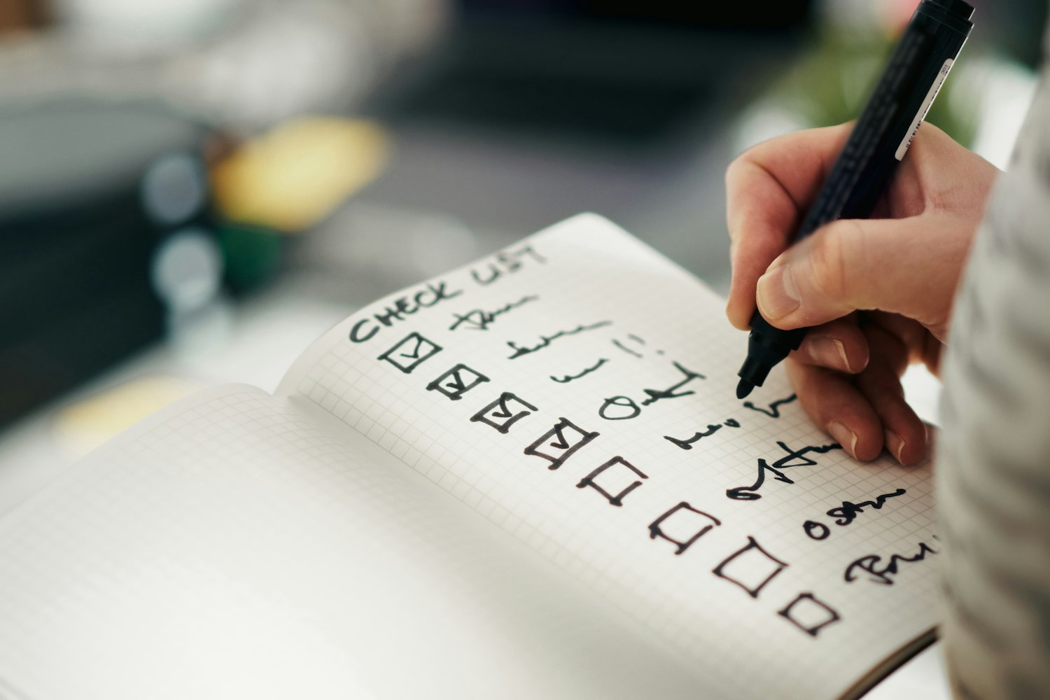 Kontrol listesi işaretlenen bir saha not defteri