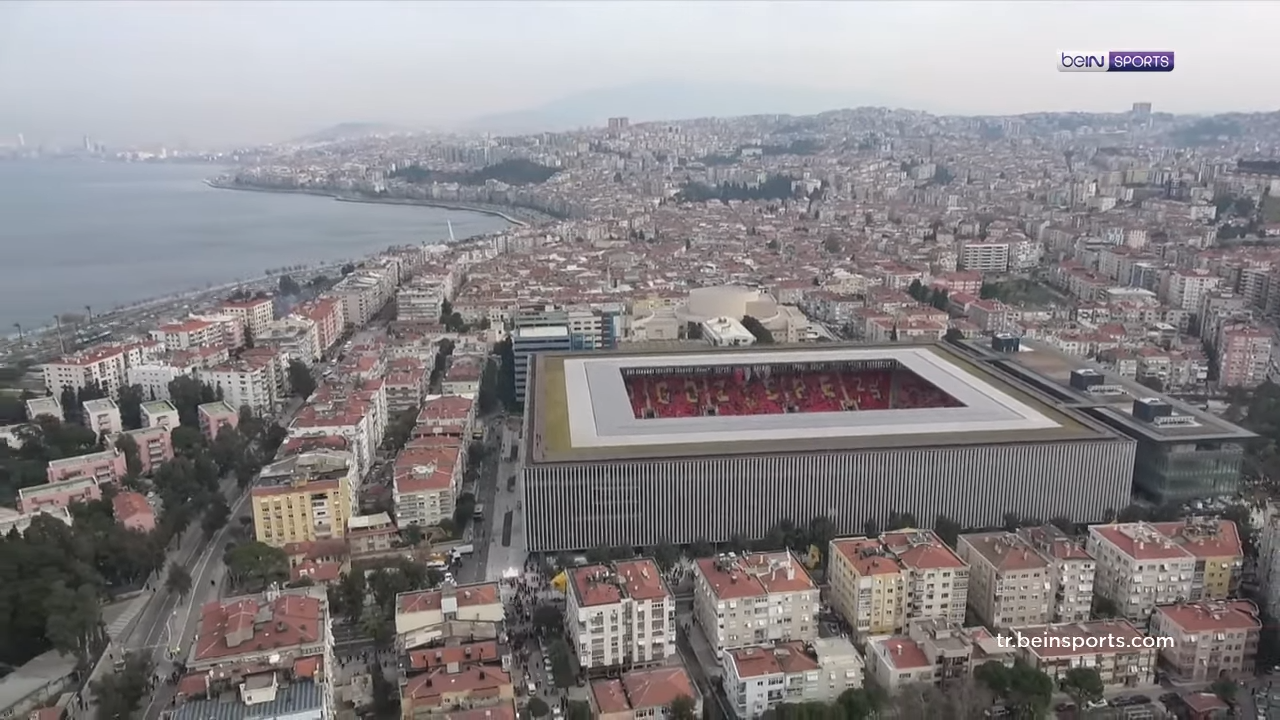 Göztepe Gürsel Aksel Stadyumu'nun dıştan görünümü; konserlerin yapıldığı alan